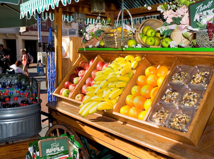 where to eat at disneyland market stand